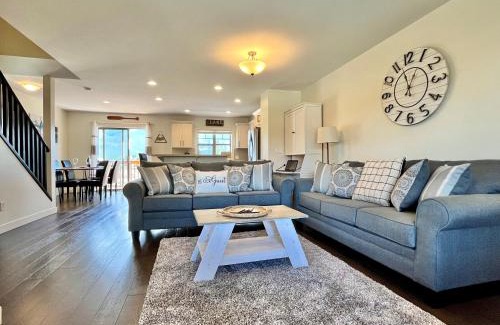 East Kootenay House | Perfect base Invermere 3bd townhouse mt views with garage