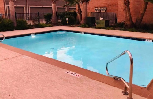 Sharpstown House | Perfect Business Suite