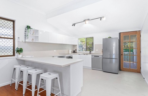 Lammermoor House | Perfect Cooee Bay Beach Getaway!