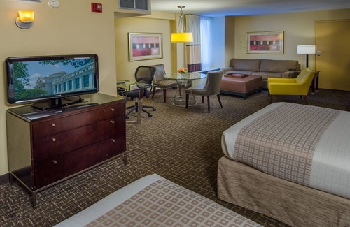 Dupont Circle House | Perfect for Business Travel! 4 Relaxing Units, with Private Parking!