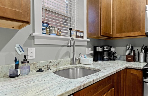 Southwest Garden House | Perfect for Families & Groups - Safe & Near Everything! w/Playground & Parking