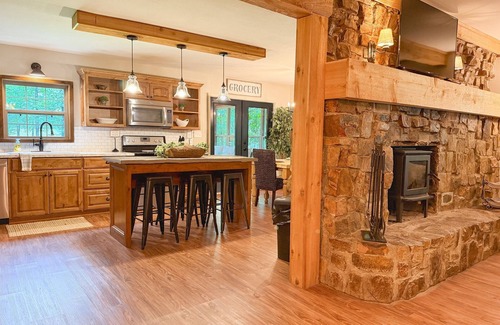 Smithville Other | Perfect for Families + Smithville + Sunroom + Hot Tub + Playset + Cozy & Private