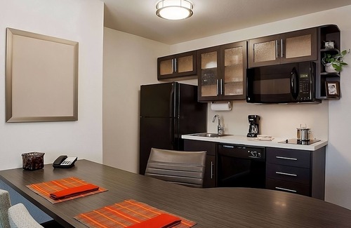 Southfield Hotel | Perfect for Family & Friends! 4 Spacious Rooms w/Living Room & Full-Kitchen!
