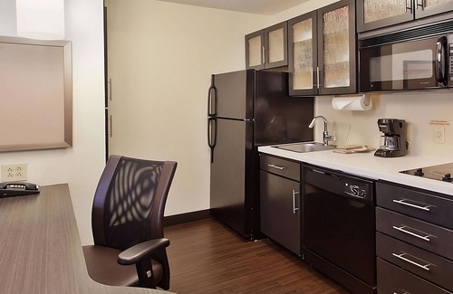 Southfield Hotel | Perfect for Family & Friends! 4 Spacious Rooms w/Living Room & Full-Kitchen!