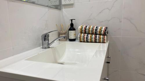 Centenary Heights House | Perfect for groups 5BR retreat