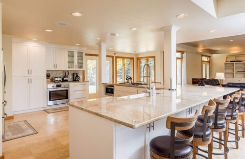 Sun Valley House | Perfect For Large Families - 2 Kitchens, 3 Living Rooms, Game Room, Outdoor Hot Tub