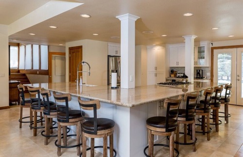 Sun Valley House | Perfect For Large Families - 2 Kitchens, 3 Living Rooms, Game Room, Outdoor Hot Tub