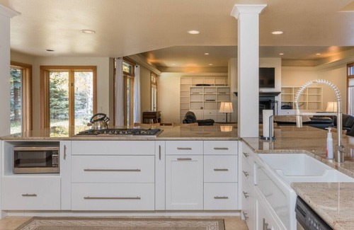 Sun Valley House | Perfect For Large Families - 2 Kitchens, 3 Living Rooms, Game Room, Outdoor Hot Tub