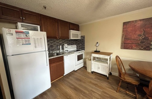 Snowshoe Condo | Perfect for mtn bikers at Village- 1st Floor - New gated back porch access