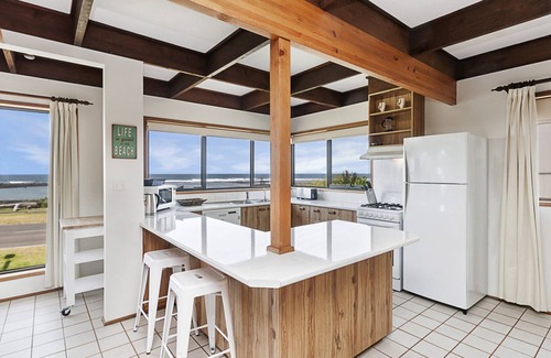 Port Fairy House | Perfect for that cosy winter holiday with stunning views of the Pea Soup Cove.