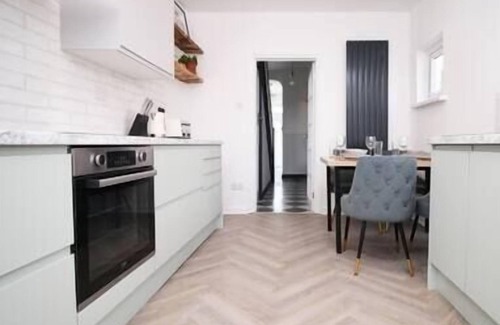 Splott House | Perfect Four Bed House for Groups, Contractors by Gurkha Stay,Cardiff -Free WiFi
