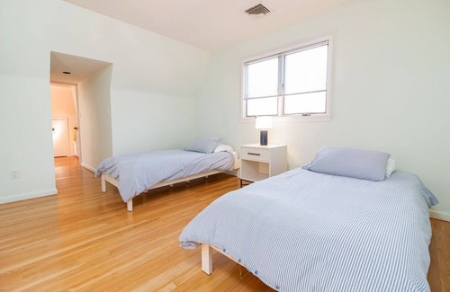 Cutchogue House | Perfect Getaway. Pool. Beach walks. Vineyards. Apple & Pumpkin picking.