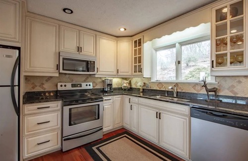 Nellysford House | Perfect Golf Getaway! Hot Tub Time Machine Wintergreen Resort