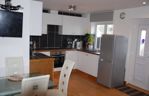 Padstow House | Perfect location for exploring the local 7 bays, Wifi, local amenities