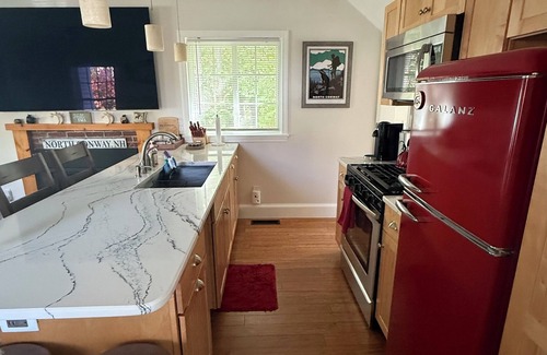 Intervale House | Perfect location & hot tub! Cozy home for couples, parties of 4, possibly more!