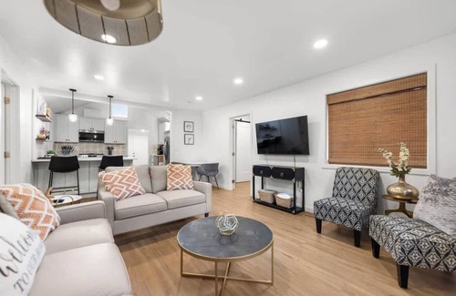 Downtown Vancouver House | Perfect Location | Walking to Dining & Shops