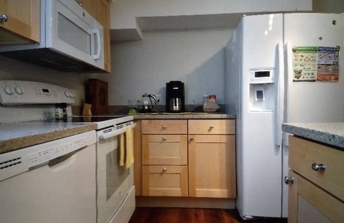 Victory Heights House | Perfect N. Seattle location, 2 bdrm, modern, clean, spacious, parking onsite