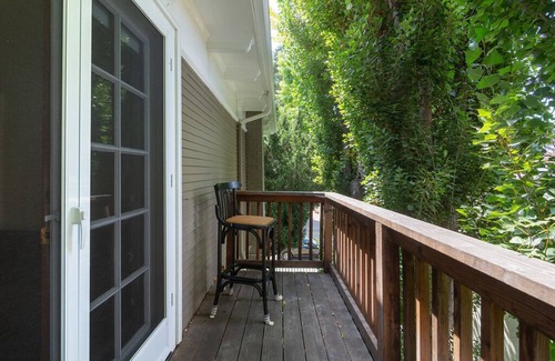 Alameda Apartment | Perfect Place in Alameda- Entire Upper Unit