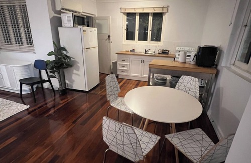 Paddington Apartment | Perfect Position in Paddington walk to Suncorp Restaurants Train and city cat