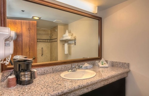 Grand Junction Hotel | Perfect Vacation! 2 Chic Units Near Colorado River State Park! On-Site Bar!
