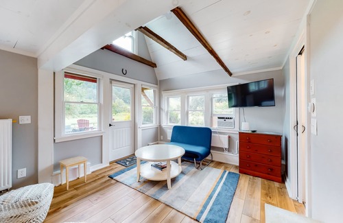 South Pomfret House | Perfect Vermont guesthouse getaway with mountain views & firepit - walk to lifts