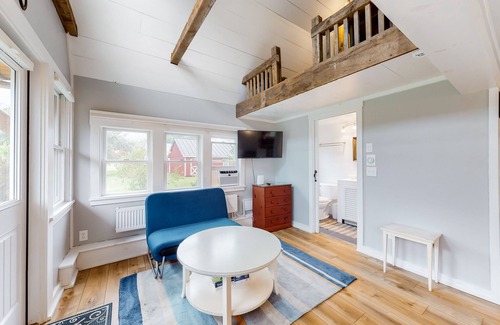 South Pomfret House | Perfect Vermont guesthouse getaway with mountain views & firepit - walk to lifts
