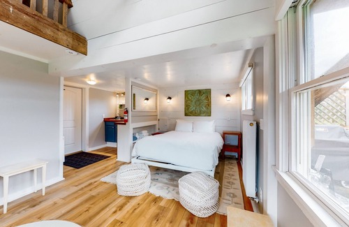 South Pomfret House | Perfect Vermont guesthouse getaway with mountain views & firepit - walk to lifts