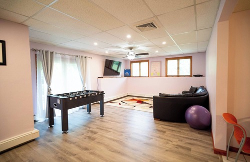 Westwood Apartment | Perfectly Located & Comfy Suite - Summer's Best !