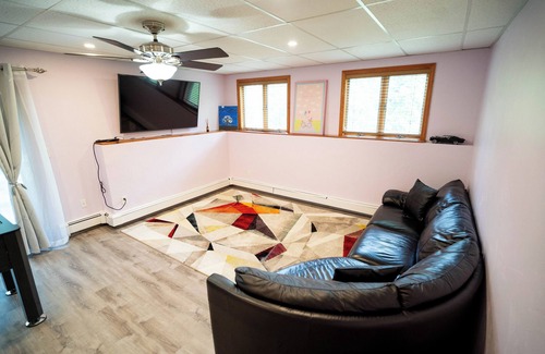 Westwood Apartment | Perfectly Located & Comfy Suite - Summer's Best !