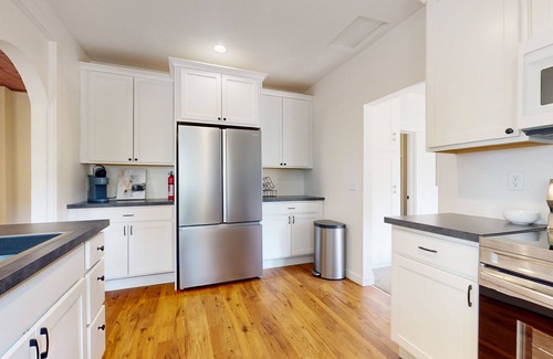 Cornwall Park House | Perfectly located home with open layout, well-equipped kitchen, smart TV, & W/D