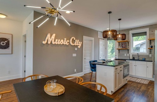 Eighth Avenue House | Perfectly located/Walk to bars- Close to Broadway