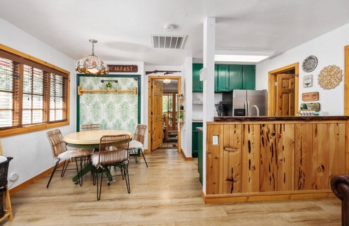 Oakhurst Cabin | Perfectly located Yosemite boho cabin with HOT TUB