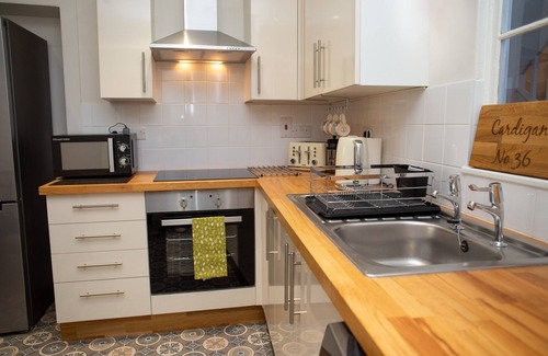 Cardigan Apartment | Period town house apartment on Cardigan High Street - Independent shops, cafés, bars & restaurants