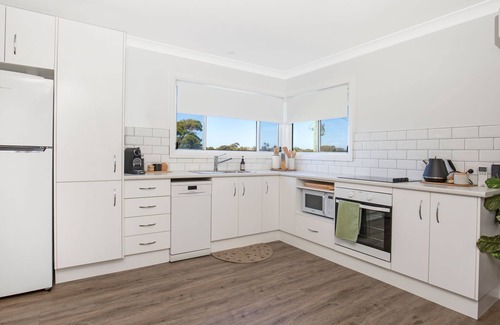 Culburra Beach Cottage | Periwinkle - Pet Friendly - 2 Mins Walk to Beach