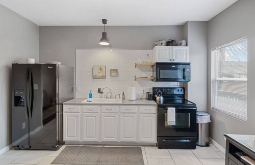 Meridian-Kessler Apartment | Pet&Baby Friendly 2BR w/in-unit Laundry *WIFI*