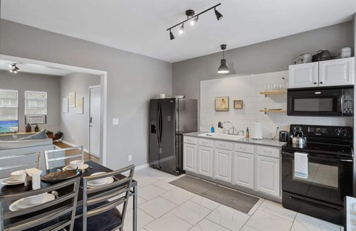 Meridian-Kessler Apartment | Pet&Baby Friendly 2BR w/in-unit Laundry *WIFI*