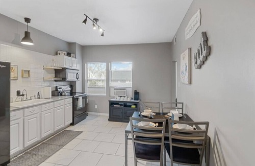 Meridian-Kessler Apartment | Pet&Baby Friendly 2BR w/in-unit Laundry *WIFI*