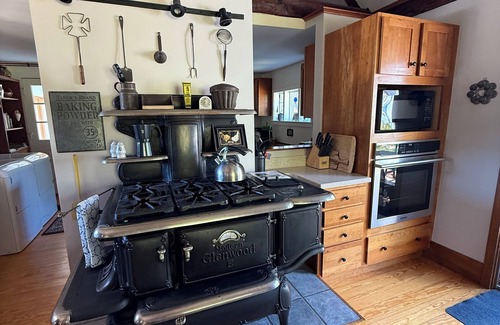 Moultonborough House | Pet/Family Friendly Historic Ambrose House w/Hot Tub Near Castle in The Clouds
