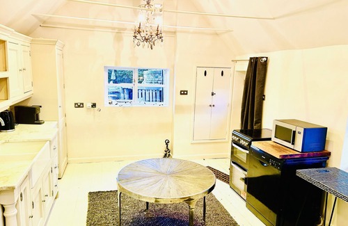 Maidstone Cottage | Pet friendly 2 bed cottage - Hot tub, log burner and gardens in countryside