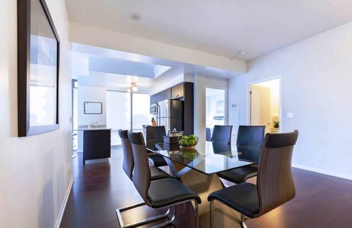Bay Cloverhill Apartment | Pet Friendly 2 Bedroom 2 Bath Bay St. Condo FREE PARKING near SICK KIDS HOSPITAL