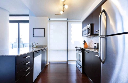 Bay Cloverhill Apartment | Pet Friendly 2 Bedroom 2 Bath Bay St. Condo FREE PARKING near SICK KIDS HOSPITAL
