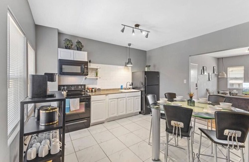 Meridian-Kessler Apartment | Pet Friendly 2BR Convenient to Stadium & Downtown