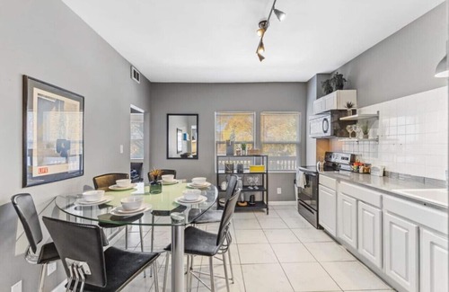 Meridian-Kessler Apartment | Pet Friendly 2BR Convenient to Stadium & Downtown
