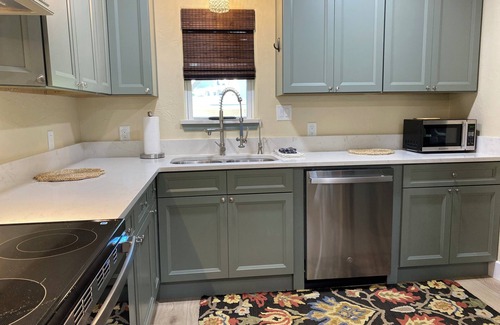 Roswell House | Pet Friendly~3 Bedroom 2.5 Bath Home in Roswell