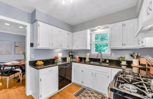 Drayton Plains Apartment | Pet Friendly 3 BR with Yard & Garage Near Beaumont