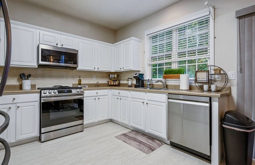 Woodstock House | Pet-Friendly 3BR w/Porch & Grill | Weekday Deals!