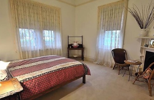 Napperby Bed & Breakfast | Pet Friendly 4 BR 1900's Country Villa accommodating up to nine guests.