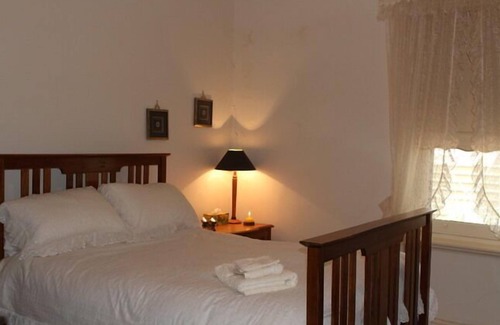 Napperby Bed & Breakfast | Pet Friendly 4 BR 1900's Country Villa accommodating up to nine guests.