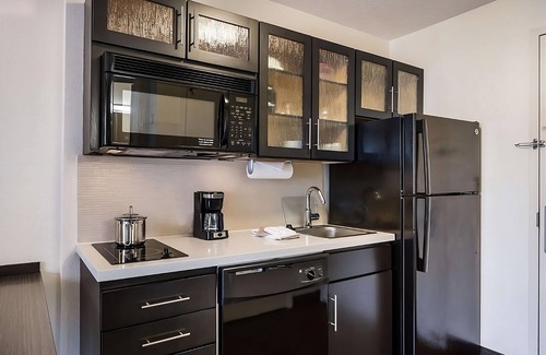 North Arlington Hotel | Pet-friendly Accommodation, Kitchen, Near Hurricane Harbor Arlington!