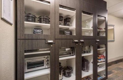 North Arlington Hotel | Pet-friendly Accommodation, Kitchen, Near Hurricane Harbor Arlington!